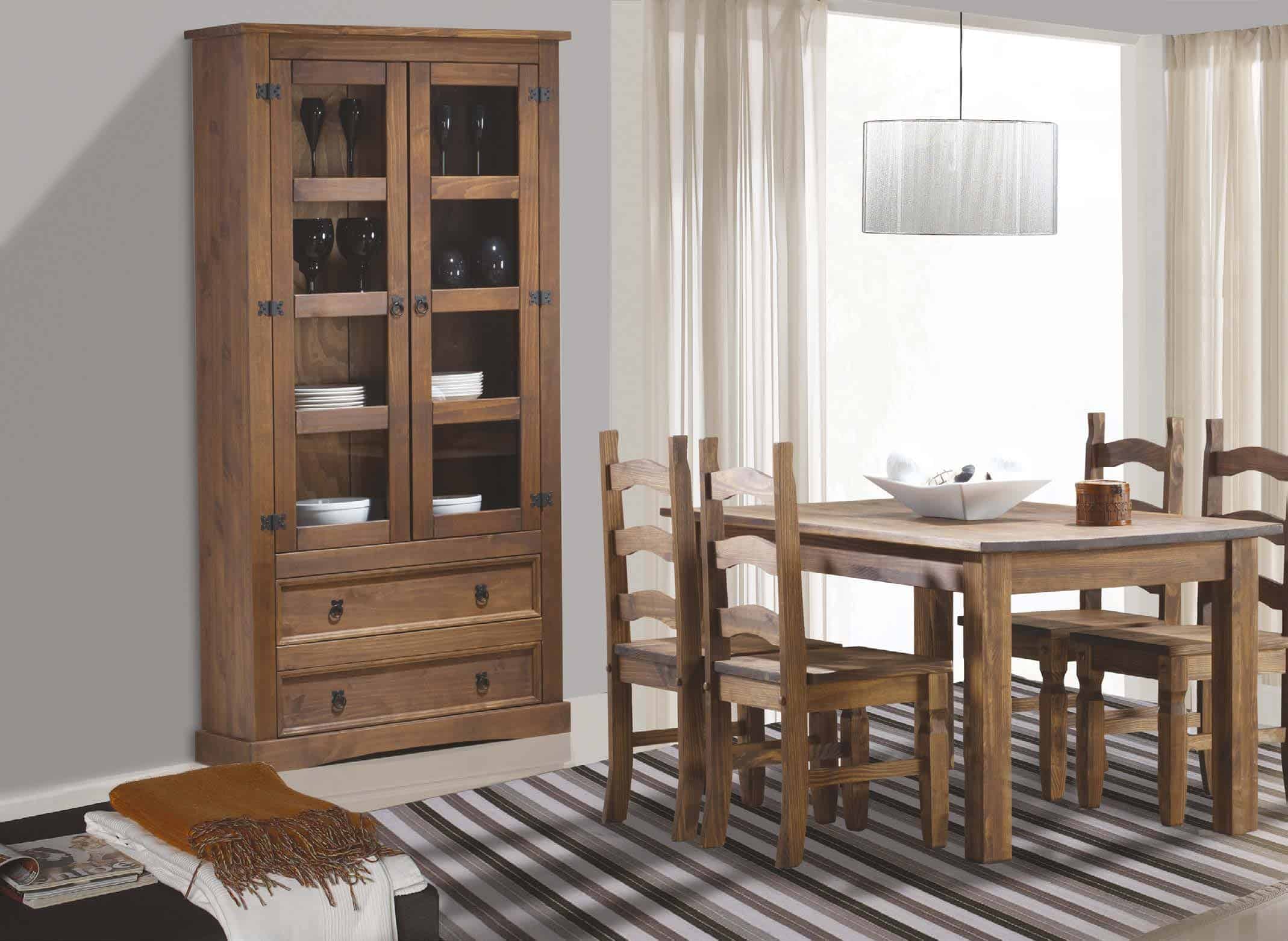 Conjunto-vitrina-aparador-mesa-sillas-tono-cabaña.